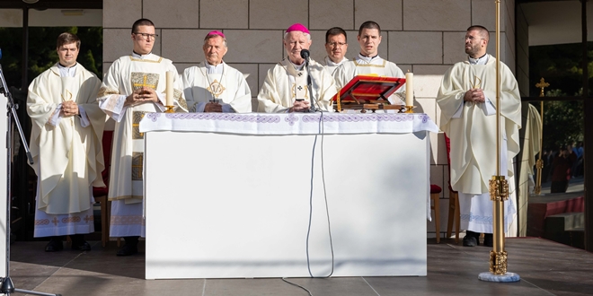 FOTO Proslavljena svečana sveta misa na splitskom gradskom groblju Lovrinac