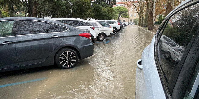 DO KADA? Na Bačvicama potopljena cesta nakon kiše