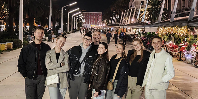 GIMNAZIJALCI IZ NOVOG SADA Ovo su mladi koji su se suočili  s pedesetak muškaraca u crnom 