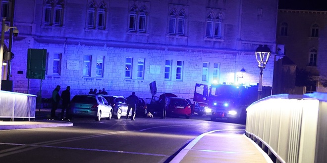 TRAGEDIJA U TROGIRU Vozač se zabio u parkirane automobile i umro