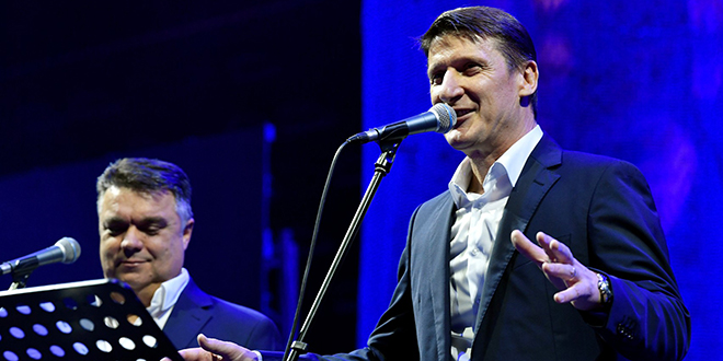 Pogledajte kako je Tomislav Bralić izgledao u mladosti. Tada je bio festivalski debitant u Splitu, a sada se vraća proslaviti 40 godina klape Intrade