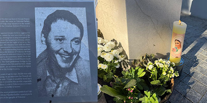 U centru Vukovara svijeće i cvijeće pokraj spomenika Jeanu-Michelu Nicolieru