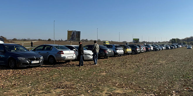 Građani već pristižu automobilima kako bi odali posljednju počast vukovarskom heroju