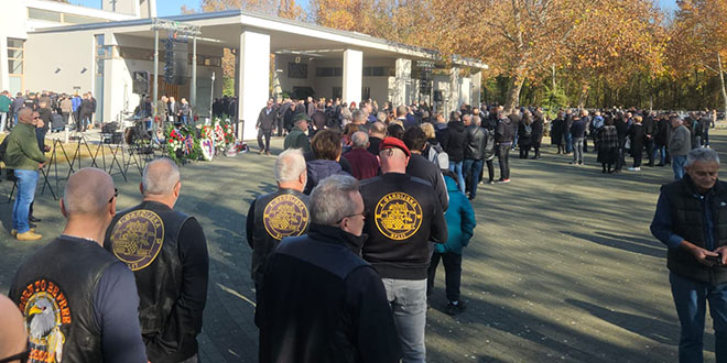 Duga je kolona ljudi koji su došli odati posljednju počast na Mamorijalno groblje