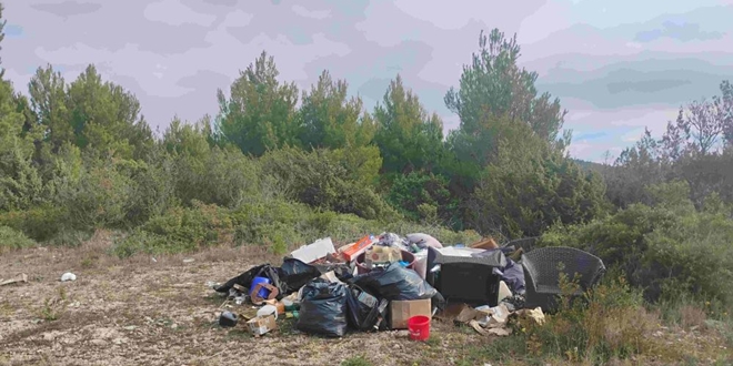 Nelegalna odlagališta uz obalu kod Tisnog: Opasni otpad prijetnja okolišu i zdravlju