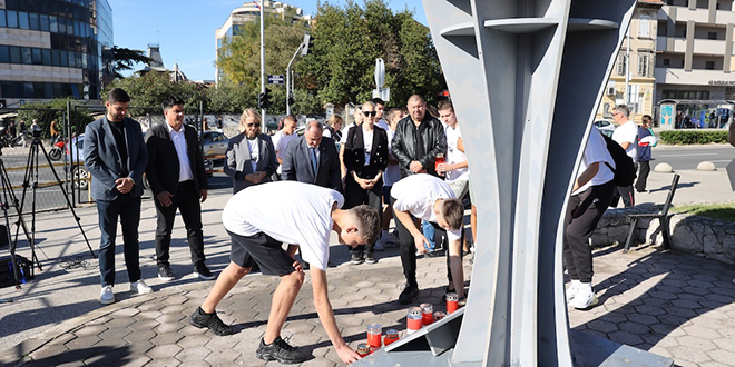 FOTO/VIDEO Srednjoškolci i župan zapalili svijeću ispred makete vodotornja u Vukovarskoj