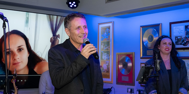 FOTO/VIDEO Emotivna večer u spomen na Remija Kazinotija okupila glazbenike na Bačvicama