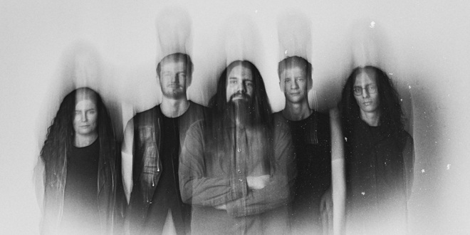 Mile Mijač predstavlja live izvedbu pjesme 'Ne smij se' zajedno sa vinyl-om albuma 'Moramo pričati'