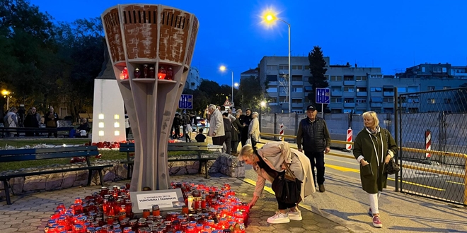 Zapaljene svijeće kod spomenika 'I u mom gradu Vukovar svijetli'