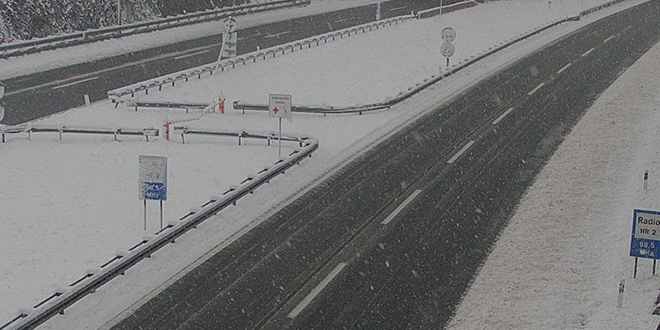 Prvi ovosezonski snijeg zabijelio dijelove Hrvatske, u Dalmaciji jaka bura