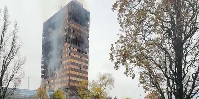 Vjesnikov neboder potpuno izgorio, gašenje će trajati cijeli dan