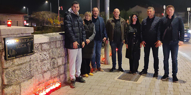 Sinjski HSLS zapalio svijeće u Vukovarskoj ulici u čast žrtvama Vukovara i Škabrnje