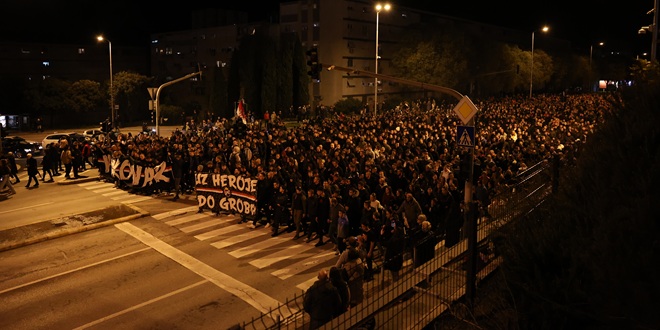 FOTO/VIDEO Tisuće ljudi u Torcidinom mimohodu, pogledajte kako je Split odao počast žrtvi Vukovara i Škabrnje