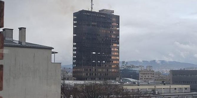 Veliki požar progutao neboder Vjesnika: Vatrogasci ne smiju ući dok statičari ne daju zeleno svjetlo