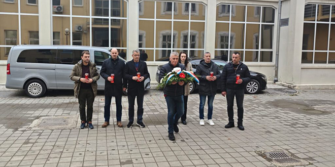 Bulj u Vukovaru položio cvijeće na mjestu pogibije dvojice sinjskih branitelja