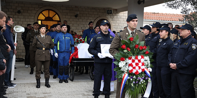 FOTOGALERIJA Posljednji ispraćaj Željka Perišića: Policajci, bajkeri i mještani oprostili se od Dugopoljca