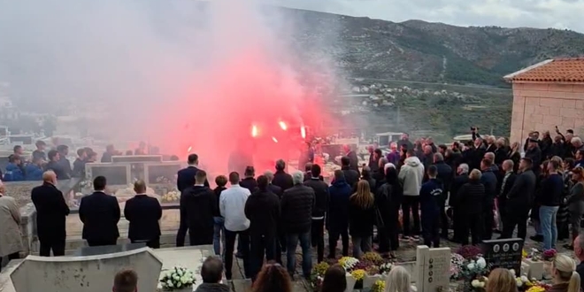 VIDEO: Emotivan ispraćaj Jurice Gizdića, upaljene baklje, klapa zapjevala 'Kada umren umotan u bilo'