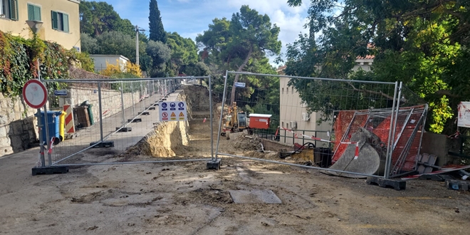 Zatvoren prolaz za pješake kod Instituta na Marjanu