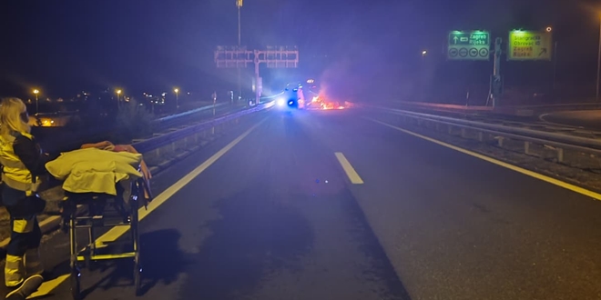 VIDEO Drama na A1 kod Maslenice, nogometaši Uskoka izvukli vozača iz gorućeg automobila!