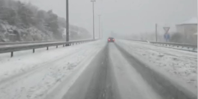 VIDEO Snijeg stvara poteškoće na brzoj cesti Solin - Dugopolje