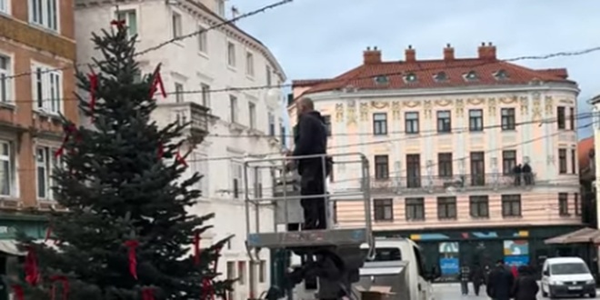 VIDEO: Počelo postavljanje Božićne jele na Pjaci