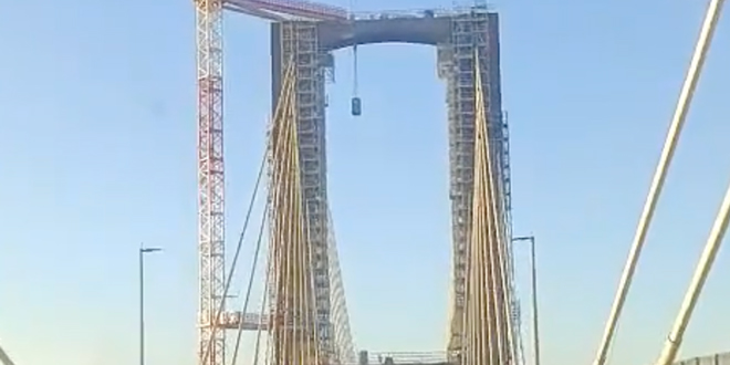 Gadljivo: Prijenosni wc pao s mosta u Sevilli na cestu, objavljen je video 