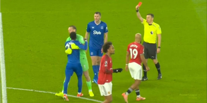 VIDEO Nevjerojatna scena, veznjak Evertona dobio crveni karton zbog pleske suigraču