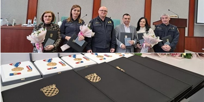 Petero djelatnika Policijske uprave vukovarsko-srijemske odlikovano Spomenicom domovinske zahvalnosti