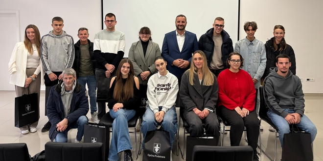 Dropuljić: Svečano dodijeljene stipendije studentima i srednjoškolcima Podstrane