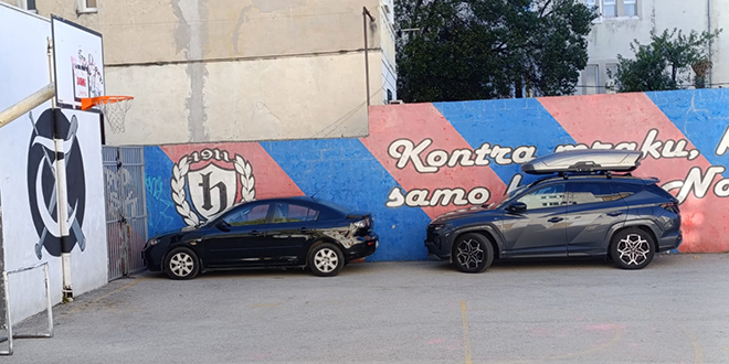 Parkirani automobili 'otjerali' djecu s igrališta OŠ Dobri