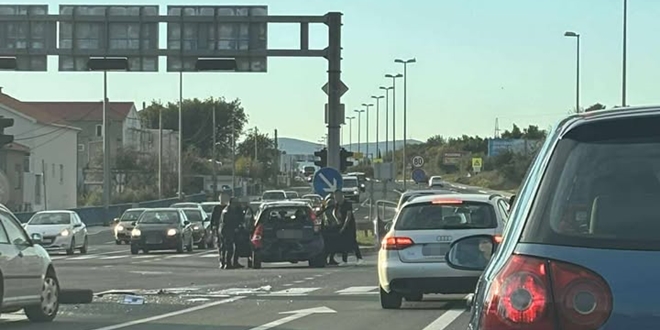 PROMETNA U KAŠTELIMA Sudarila se dva automobila