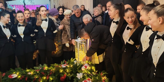 SINJ Upaljena prva adventska svijeća na Pijaci