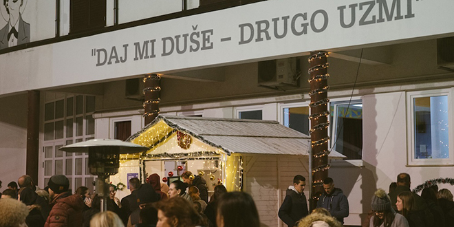 FOTOGALERIJA Otvorena humanitarna adventska kućica ispred crkve na Kmanu