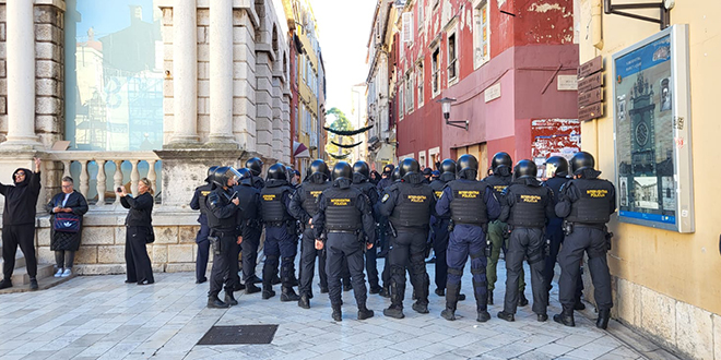VIDEO Marširaju Zadrom, pljušte uvrede, interventna policija osigurava događaj