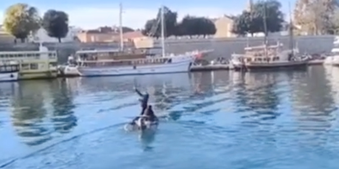 VIDEO Došli gumenjakom ispod mosta i izgađali sudionike marša