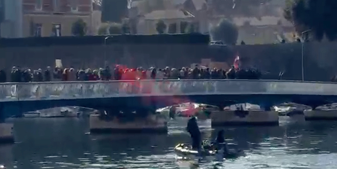 VIDEO Došli gumenjakom ispod mosta i izgađali sudionike marša