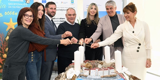 FOTOGALERIJA Zapaljena prva svijeća na gastroadventskom vijencu uz poruku zajedništva i brige za more