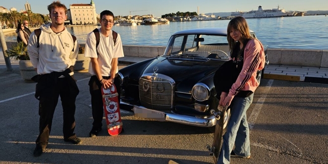 FOTOGALERIJA Oldtimer Mercedes 200D privukao pažnju prolaznika na Rivi