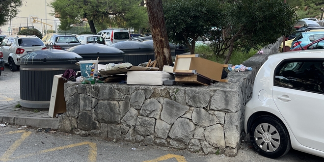 Problem odlaganja otpada u ulici Kroz Smrdečac: Građani traže nadzor i kazne