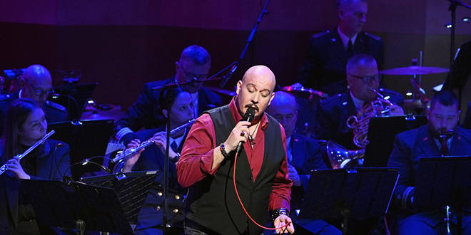 FOTOGALERIJA Saša Jakelić i Orkestar HRM-a hitovima Elisa Presleya digli publiku na noge