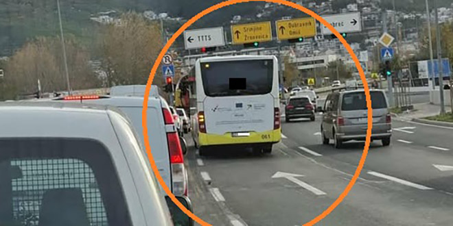 Manevar vozača autobusa Prometa podijelio javnost: jedni tvrde da ima prednost, drugi poručuju da krši pravila. Oglasili se i iz tvrtke 