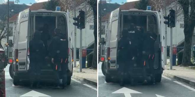 VIDEO: NEUGODNA SCENA U TRILJU Policajac u kombiju mlati uhićenika 