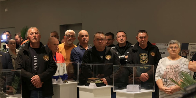 FOTO: U Sinju otvorena izložba 'Hrvatska vojska i policija u mjerilu - od Domovinskog rata do danas'