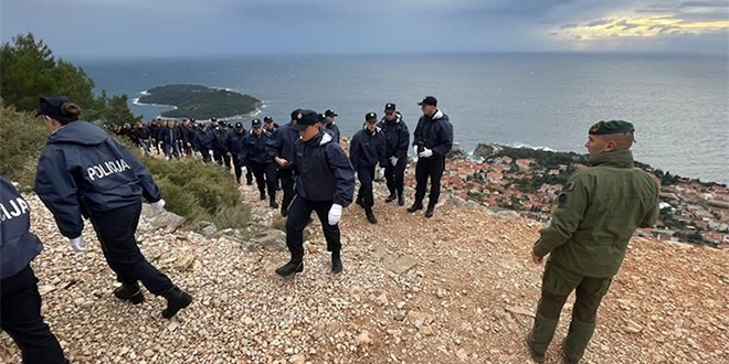 FOTO Križni put padinama Srđa kao spomen na dane najtežeg stradanja Dubrovnika u Domovinskom ratu
