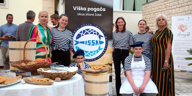 USUSRET BLAGDANU SVETOG NIKOLE Na komiškoj rivi spremaju se tradicionalne viške gastro delicije