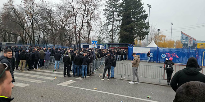 Derbi se igra već pola sata, ali još svi navijači Hajduka nisu ušli