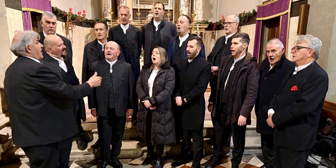 FOTO/VIDEO Pučki pivači iz Kaštel Lukšića u Trstu održali koncert za pamćenje