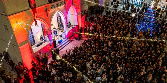 VEČER BEZVREMENSKIH HITOVA NA PJACI: Splićani uz Magazin satima pjevali kao jedno!