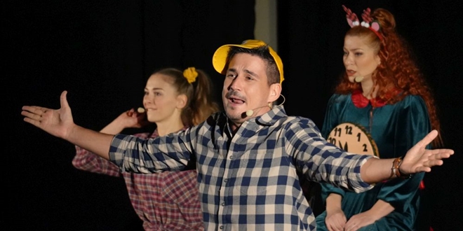 FOTOGALERIJA Gotovo 1500 mališana danas uživalo u predstavi za djecu 'Čarobni božićni sat'