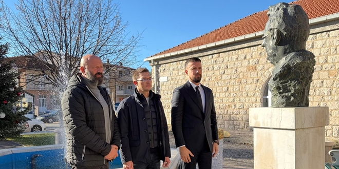 Garac: Položeno cvijeće i zapaljene svijeće u znak sjećanja i obljetnicu Tuđmanove smrti 